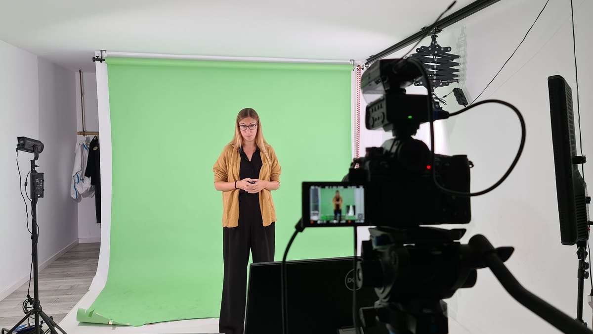 Cámara grabando a una presentadora sobre fondo croma en el plató de Yumagic
